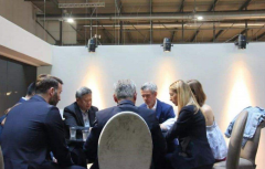 <b>正在默默勤奋前行</b>